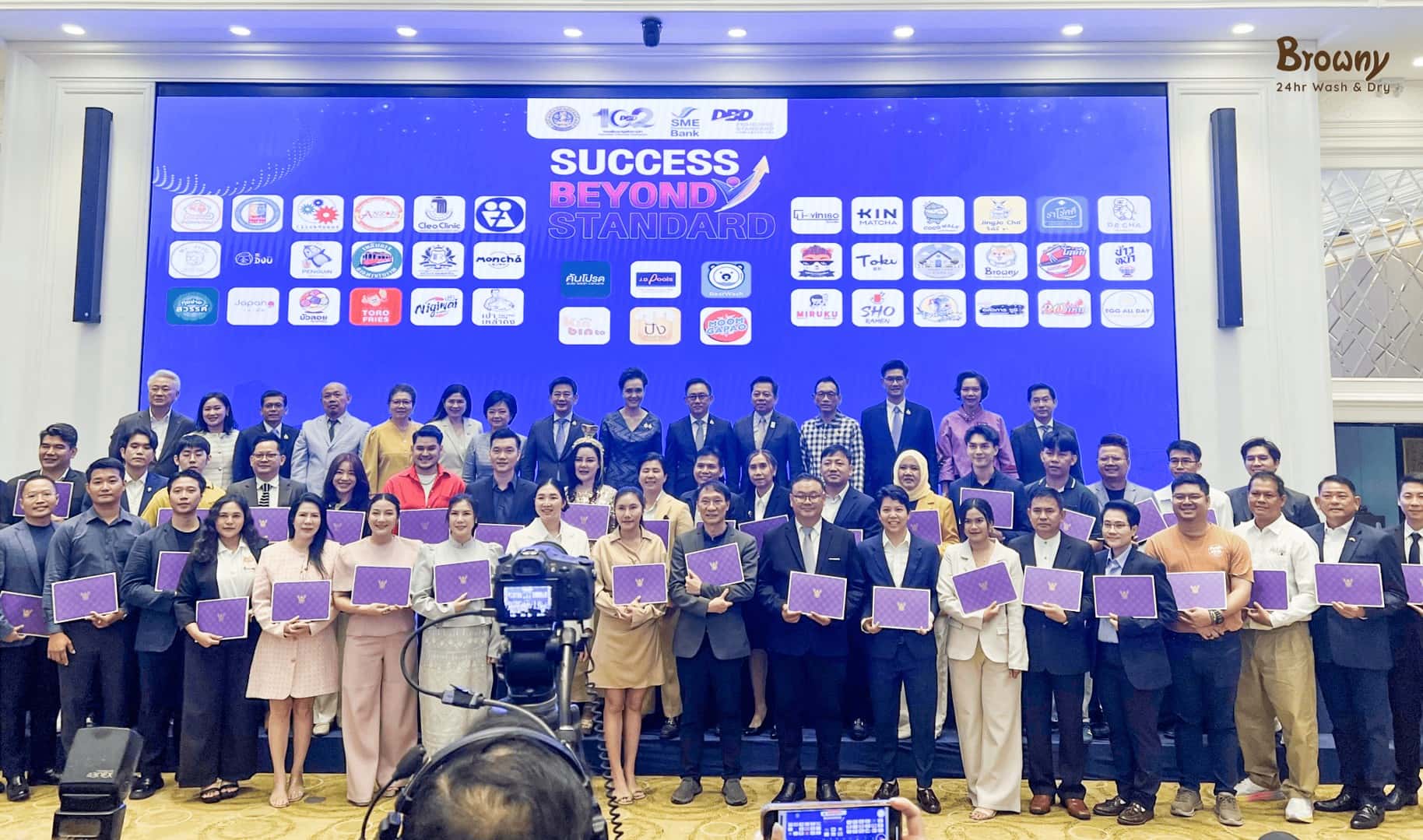 พิธีมอบรางวัล DBD Franchise Standard กรมพัฒนาธุรกิจการค้า มีตัวแทนจาก Browny Wash และแบรนด์ชั้นนำยืนรับมอบรางวัลบนเวที